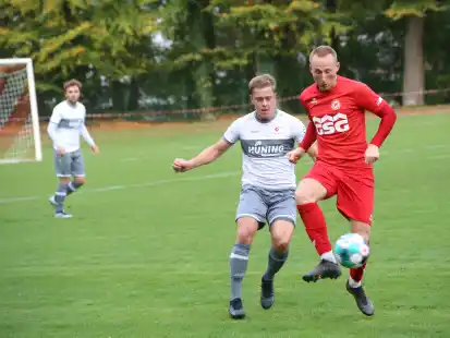 Bekamen den Ball gegen Meppen nicht so richtig auf den Fuß: die Wildeshauser Fußballer um Steven Müller-Rautenberg (rechts, hier im Spiel gegen Melle)
