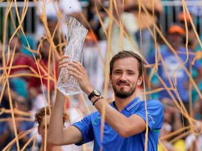 Daniil Medwedew feiert den Titelgewinn beim Masters in Miami.