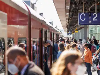 Fahrg&auml;ste steigen am Hauptbahnhof in Hannover in eine Regionalbahn der Deutschen Bahn.