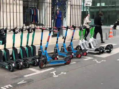 K&uuml;nftig verboten: E-Scooter von drei verschiedenen Anbietern in Paris.