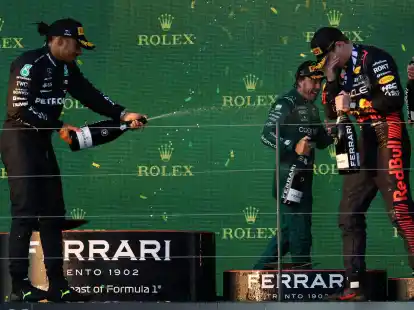 Konnte in Melbourne zumindest einen moralischen Sieg feiern:&nbsp;Lewis Hamilton (l).