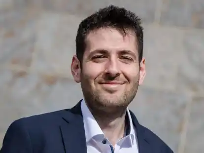 Ryyan Alshebl (B&uuml;ndnis 90/Die Gr&uuml;nen) steht in Ostelsheim vor dem Rathaus.