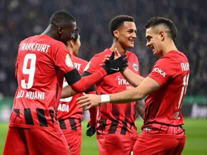 Die Spieler von Eintracht Frankfurt bejubeln einen Treffer gegen SV Darmstadt 98.