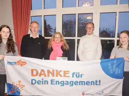 Zusammen mit ihren beiden jugendlichen Mitstreiterinnen von der DLRG und dem Vorstand des Stadtsportbundes Emden freute sich Yvonne Lehnert (Mitte) über die Auszeichnung im Rahmen der LSB-Aktion „Ehrenamt überrascht“.