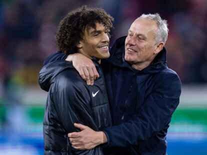 Kiliann Sildillia (l) bleibt Freiburg-Coach Christian Streich weiter erhalten.
