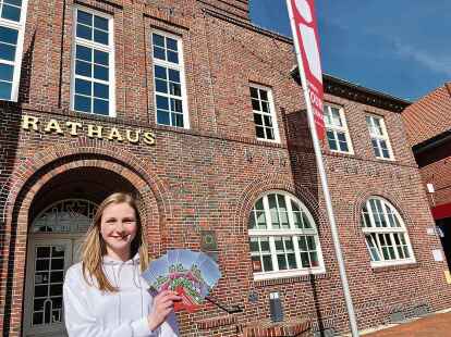 Neue Prospekte pr&auml;sentiert Malin Koring: Diese gibt es im Touristik-B&uuml;ro im Rathaus.