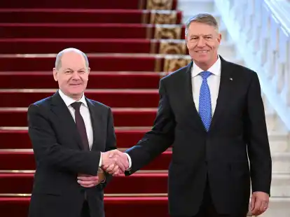 Kanzler Olaf Scholz wird von Rum&auml;niens Pr&auml;sident Klaus Iohannis in Bukarest begr&uuml;&szlig;t.