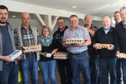 Die treffsichersten Sch&uuml;tzen des Ostereischie&szlig;ens holten ihre Preise ab.