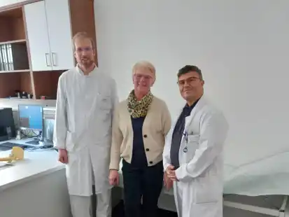Im Gespr&auml;ch (von links): Oberarzt Dr. Tjark de Vries, Patientin Erika Szyska und Oberarzt Dr. Ferzen Can tauschen sich &uuml;ber den Genesungsfortschritt aus.