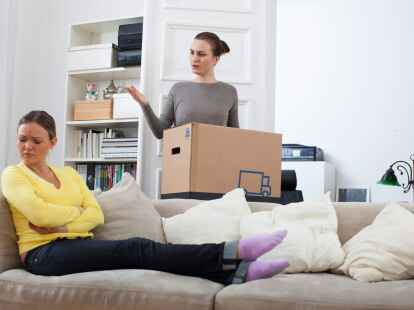 Wenn eine Partnerin ein mitgebrachtes Sofa ablehnt, kann auch mehr dahinter stecken, etwa eine fr&uuml;here Beziehung des geliebten Menschen. Das Paar sollte dann &uuml;ber Zweifel sprechen.