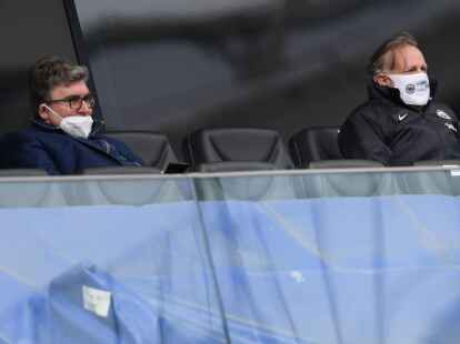 Auf Abstand: Eintracht-Finanzvorstand Axel Hellmann (l) und Aufsichtsrats-Boss Philip Holzer.