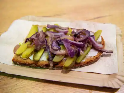 Honigglasierte Zwiebeln erh&ouml;hen neben den Gurkenscheiben den Gem&uuml;seanteil der Schmalzstulle.