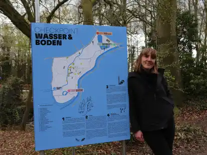Projektleiterin Saskia Benthack an einem der vier &bdquo;Checkpoints&ldquo;: &bdquo;Wasser & Boden&ldquo;