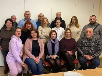 Die Teilnehmenden des kvhs-Projekts mit Lena Habben, Anna Kotsiuba und Kateryna Schneider (1. Reihe: 2., 3., 4. von rechts)