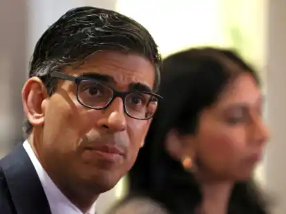 Premierminister Rishi Sunak und Innenministerin Suella Braverman in Rochdale nahe Manchester.