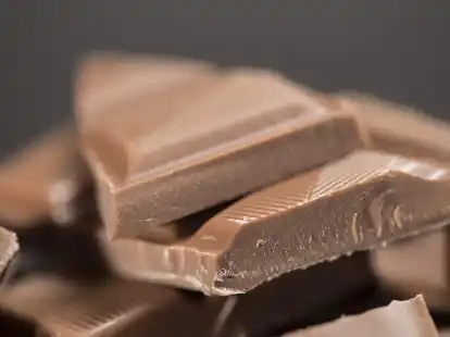 Symbolbild: Eine Sch&ouml;ffin hatte dem Staatsanwalt Schokolade angeboten, nicht aber dem Verteidiger und dem Angeklagten. F&uuml;hrt das dazu, dass der Prozess um Brandstiftung und Stalking in Hemmelte platzt?