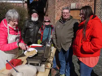 Annelie Bury buk Speckendicken nach einem Rezept, das sie im Rheiderland fand.