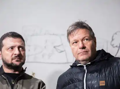 Vizekanzler Robert Habeck neben dem ukrainischen Pr&auml;sident Wolodymyr Selenskyj in dem Schulkeller in Jahidne, in dem Geiseln gehalten wurden.