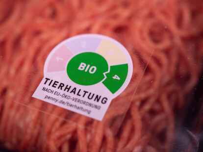 Rinderhackfleisch mit einer Haltungskennzeichnung der Stufe &laquo;Bio&raquo; im Regal eines Lebensmitteldiscounters.