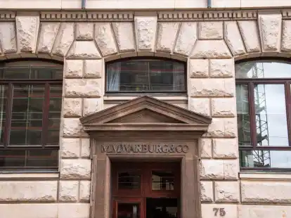 Der Eingang der Warburg-Bank in Hamburg.