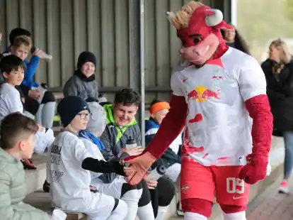 Gute Laune herrschte beim Besuch von „Bulli“, dem Maskottchen von RB Leipzig, an der Freiligrathstraße. 60 Kinder nahmen an einem Camp des Bundesligisten teil.