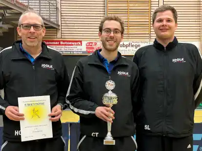Holger Gardewin (von links), Christian Tapken und Sebastian Lüken gewannen mit dem TTV Garrel-Beverbruch den Bezirkspokal.
