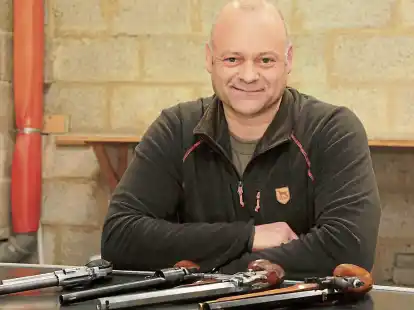 Thomas Heine mit seinen Pistolen, dazu z&auml;hlen auch Perkussionspistolen.