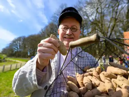 Torsten Riebesel, Mitarbeiter im Freilichtmuseum am Kiekeberg, mit einem ganzen Korb voller &laquo;Angeliter Tannenzapfen&raquo;.