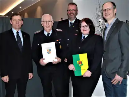 G&auml;ste und Geehrte bei der Feuerwehr Gro&szlig;enmeer (von links): Dieter Kohlmann, Manfred Kleen, Ortsbrandmeister Dennis Jan&szlig;en, Tanja Weigent und Carsten Osterloh.