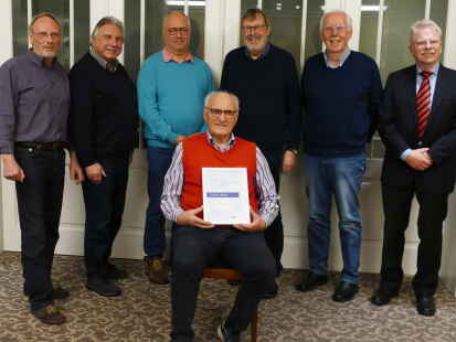 Besondere Ehrung beim M&auml;nnergesangverein &bdquo;Liedertafel&ldquo; Wiefelstede: Jubilar Werner D&ouml;ding (vorne) mit dem Vorstand des M&auml;nnerchores und Johann-Peter Ritter vom Chorverband Niedersachsen/Bremen.