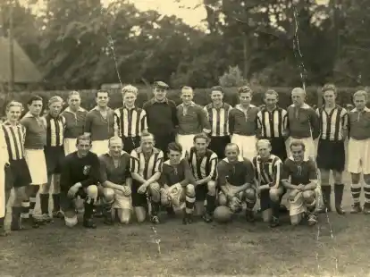 Der BV Cloppenburg (gestreiftes Dress) und der FC Schalke 04 beim gemeinsamen Gruppenfoto im Jahr 1946
