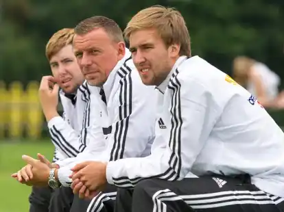 Coachten den JFV Nordwest gemeinsam: Stephan Ehlers (Mitte) und Key Riebau (rechts)