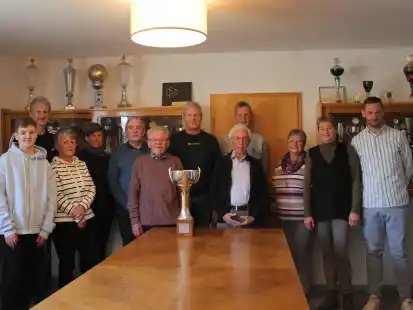 Es gab bei der Jahreshauptversammlung der Sportfreunde Larrelt auch einige Ehrungen: Cornelius Boekholder und Klaas Bergmann (vorne in der Mitte) sind schon 75 Jahre im Verein.