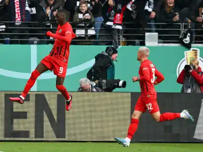 Randal Kolo Muani (l) war Frankfurter Matchwinner beim Viertelfinalsieg gegen Union Berlin.