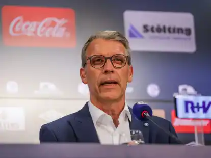 Schalkes Sportvorstand Peter Kn&auml;bel spricht &uuml;ber die Suche nach einem neuen Sportdirektor.