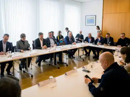 Robert Habeck (3.v.l.) nimmt in Kiew an einem Runden Tisch mit der deutschen Wirtschaftsdelegation in der Deutschen Botschaft teil.