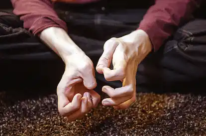 Gekr&uuml;mmte Finger eines Jugendlichen mit fr&uuml;hkindlichem Autismus: eine Folge von st&auml;ndigem Stress und Anspannung (Symbolbild).
