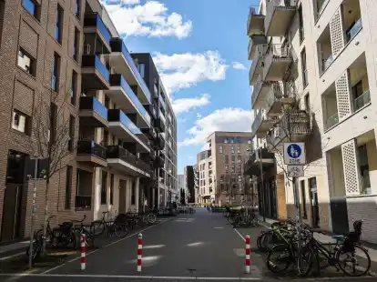 Wohnanlagen an einer Fu&szlig;g&auml;ngerzone im Quartier &laquo;Mitte Altona&raquo; in Hamburg.
