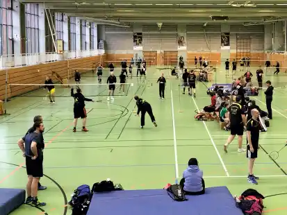 Ordentlich Badmintonsport in der BBS II-Sporthalle: An zwei Tagen spielten insgesamt 136 Aktive um guten Platzierungen beim 5. Emder Deich-Cup.