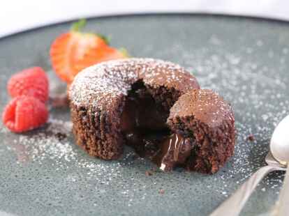 Fl&uuml;ssige Schokolade flie&szlig;t aus dem Muffin.