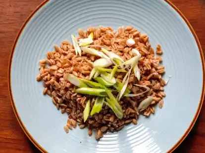 Dinkelreis kann wie normaler Reis als Beilage oder Risotto auf den Teller kommen.
