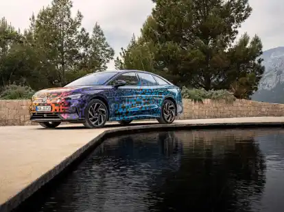 Noch nicht ganz enttarnt: Der neue elektrische VW ID7 soll bald Weltpremiere feiern und Ende 2023 auf den Markt kommen.