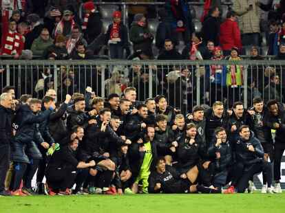 Freiburgs Spieler jubeln nach dem Einzug ins Halbfinale des DFB-Pokals.