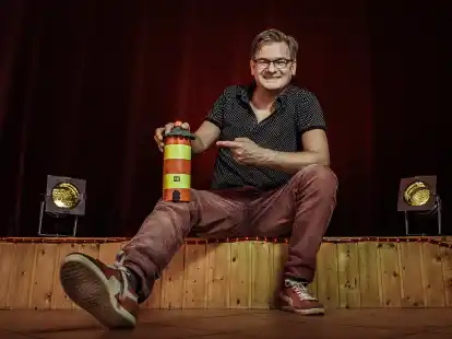 Holger M&uuml;ller pr&auml;sentiert eine humorvolle Show rund um Ostfriesland