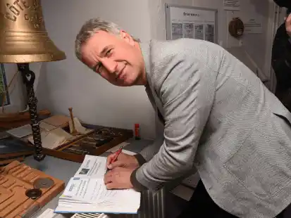 Autogrammstunde in der JVA Wilhelmshaven:  Ex-Fu&szlig;ballnationalspieler Marco Bode hatte unter den &bdquo;Freig&auml;ngern&ldquo; viele Fans.