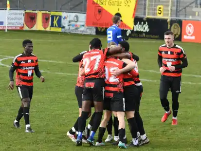 Der SV Wilhelmshaven (Jubel im Spiel gegen Holthausen-Biene) hat die Oberliga-Lizenz beantragt.