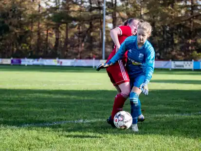 Der Bezirksligist SG Elisabethfehn/Harkebrügge (rotes Trikot) spielt an diesem Donnerstag gegen die SG Neuscharrel/Altenoythe.
