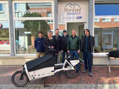 Bei der &Uuml;bergabe des Biosph&auml;ren-Bikes (von links): Jan Wagner (Nationalpark Wattenmeer), Wilfried Wolken (stellvertretender B&uuml;rgermeister), Christian Pohl (stellvertretender GPS-Werkstattleiter), Udo Meyer (Stadt Jever), J&uuml;rgen Rahmel (Biosph&auml;renreservat) und Knut Blancke (Dein Deichrad).