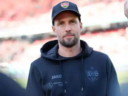 Sebastian Hoene&szlig; nimmt als vierter Trainer in dieser Saison seine Arbeit beim VfB Stuttgart auf.