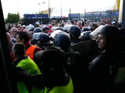 Vor dem Stadion in Paris spielten sich chaotische Szenen ab.